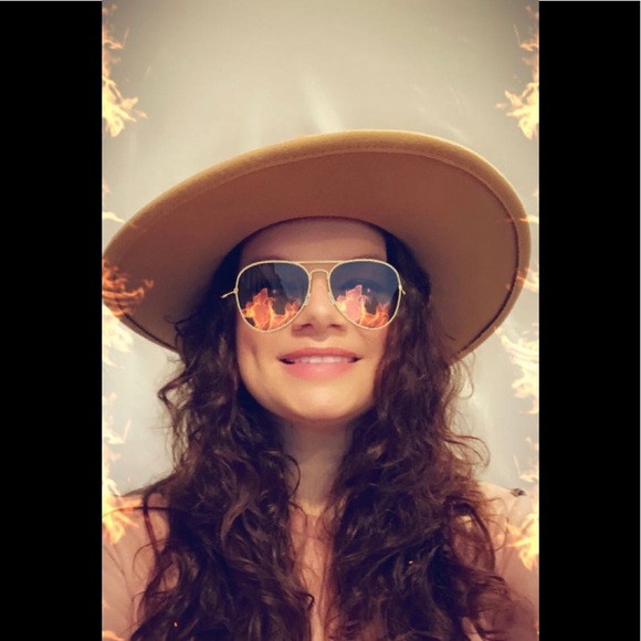 Meet your Posher, Jessica - Picture 2 of 2